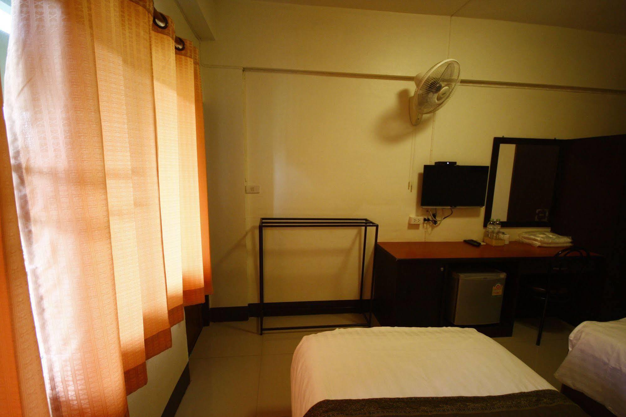 Jaroensin Place Buriram Bagian luar foto