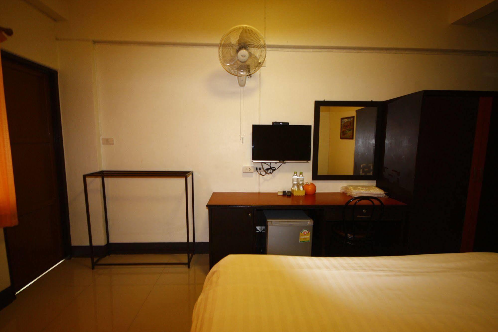 Jaroensin Place Buriram Bagian luar foto