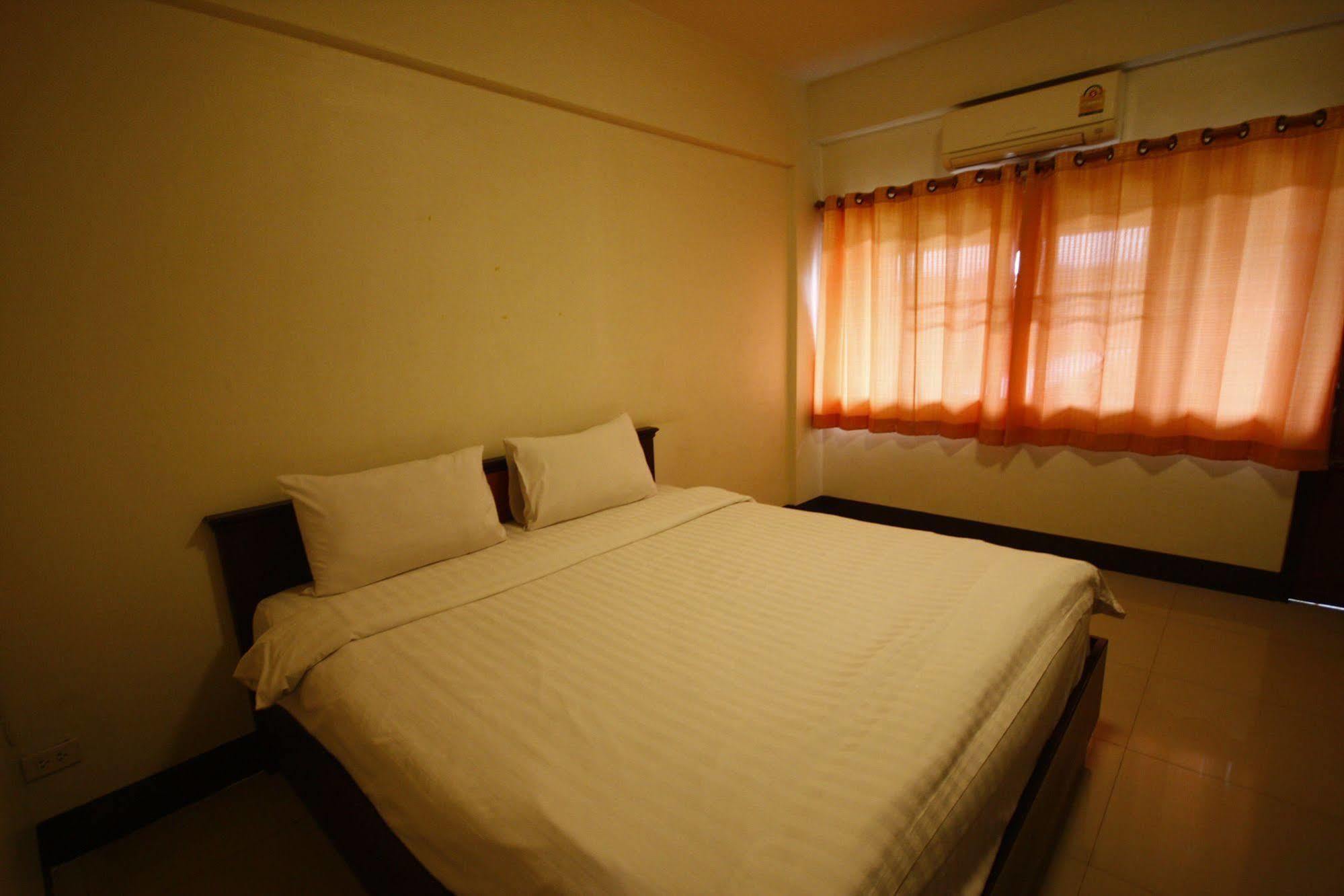 Jaroensin Place Buriram Bagian luar foto