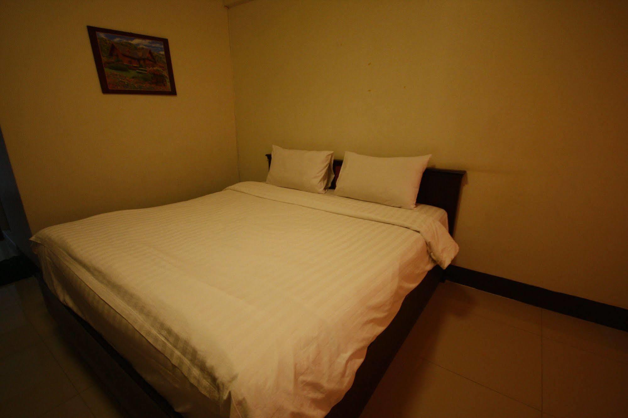 Jaroensin Place Buriram Bagian luar foto