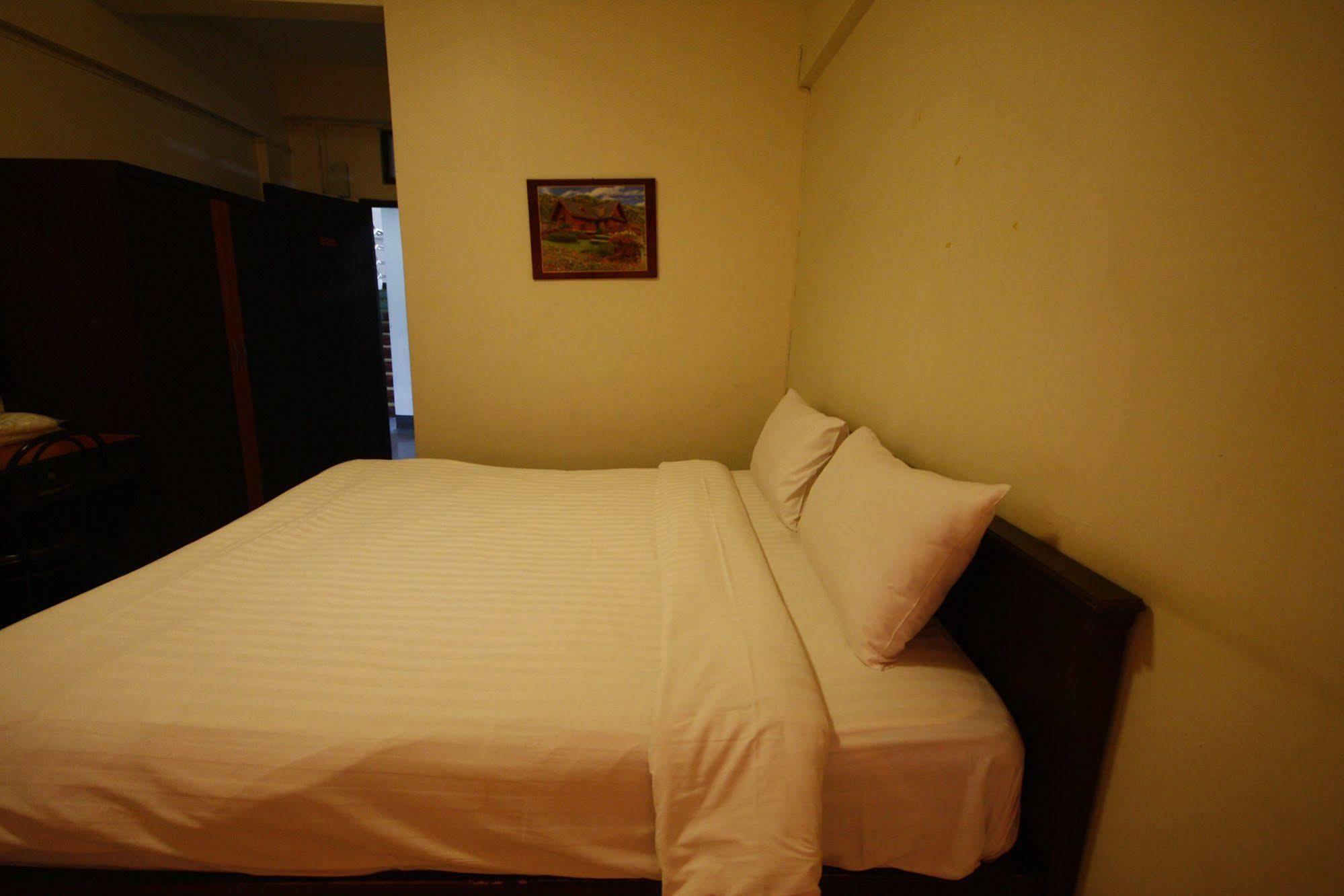 Jaroensin Place Buriram Bagian luar foto