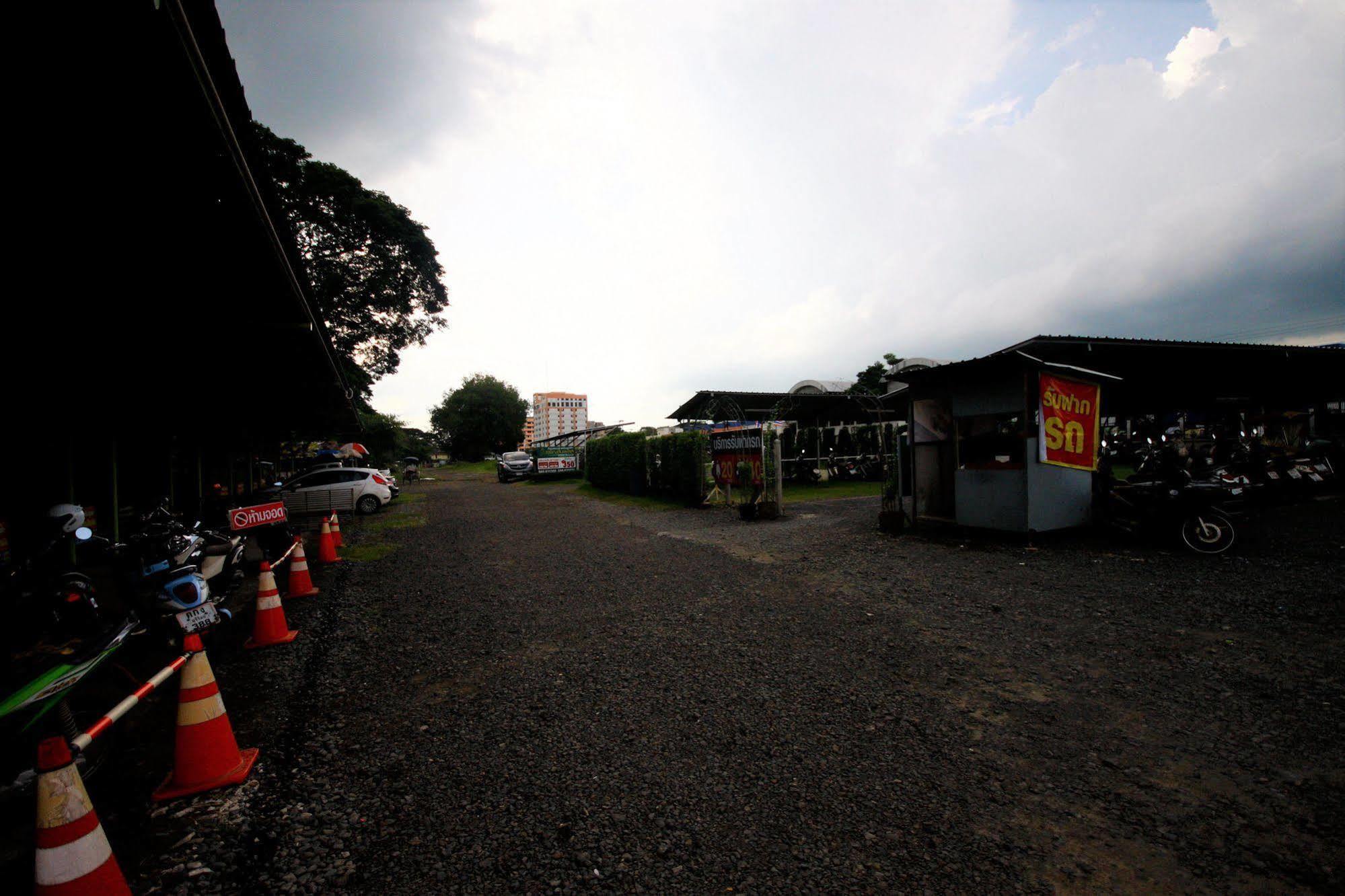 Jaroensin Place Buriram Bagian luar foto