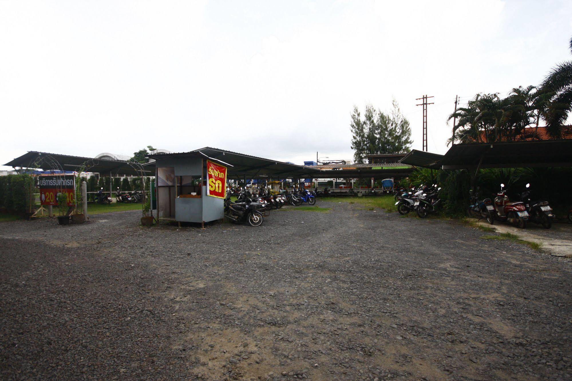 Jaroensin Place Buriram Bagian luar foto